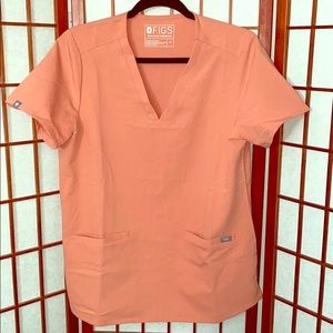 Figs women’s 2 pocket scubs. Size M